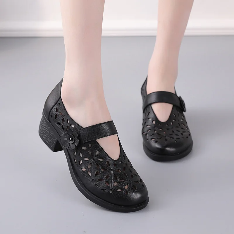 

2022 Original New Soft Bottom Middle Heel Ladies Sandals Thick Heel Retro Hole Shoes Breathable Mother Women's Shoes