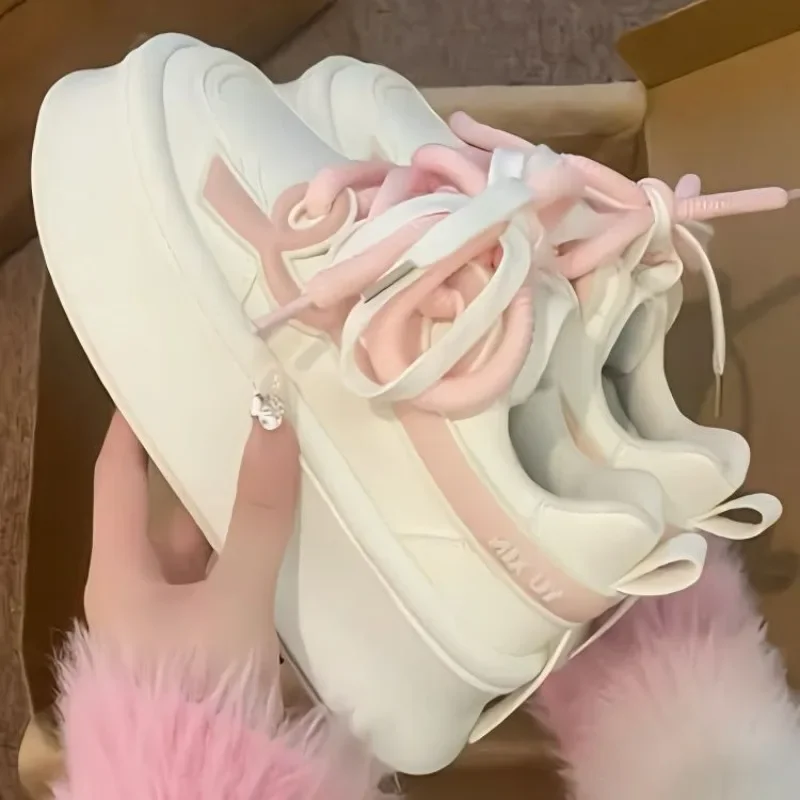 Женские кроссовки на шнуровке