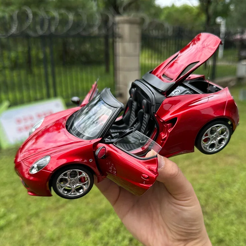 Фото Коллекционная модель спортивного автомобиля Alfa Romeo 4C в масштабе 1:18 от AUTOART AA, из сплава, для подарка друзьям и семье, для демонстрации. №4