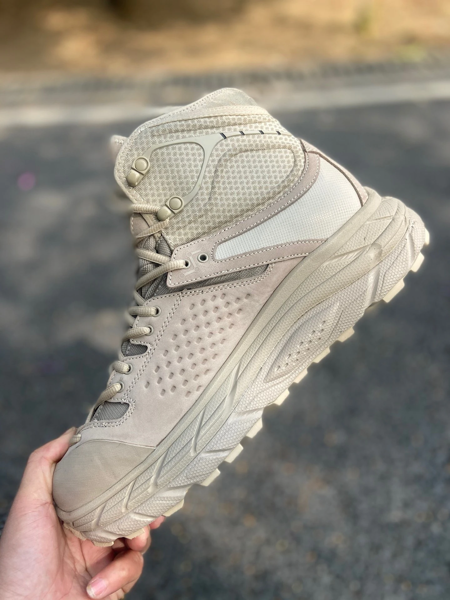 Men`s outdoor cowhide leather breathable thick sole hiking boots mens slip-resistant shockproof field trekking climbing boots