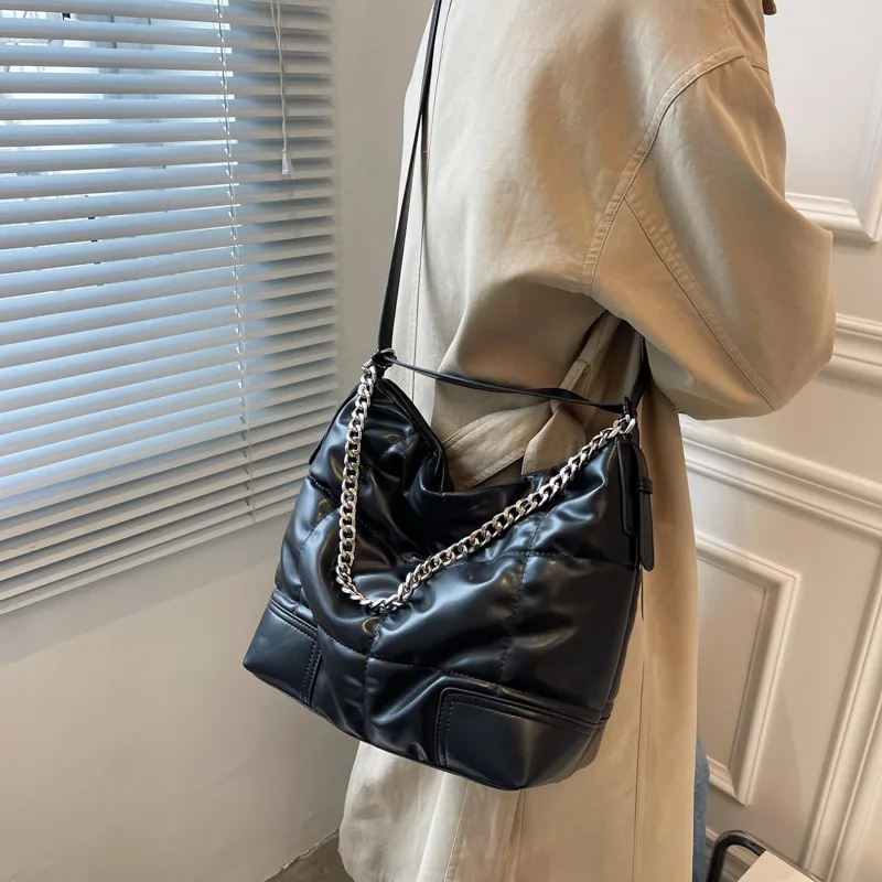

Вместительные Сумки-мешки на плечо для женщин, зимние стеганые сумки, дизайнерские трендовые дамские сумки через плечо с цепочкой, большая ...