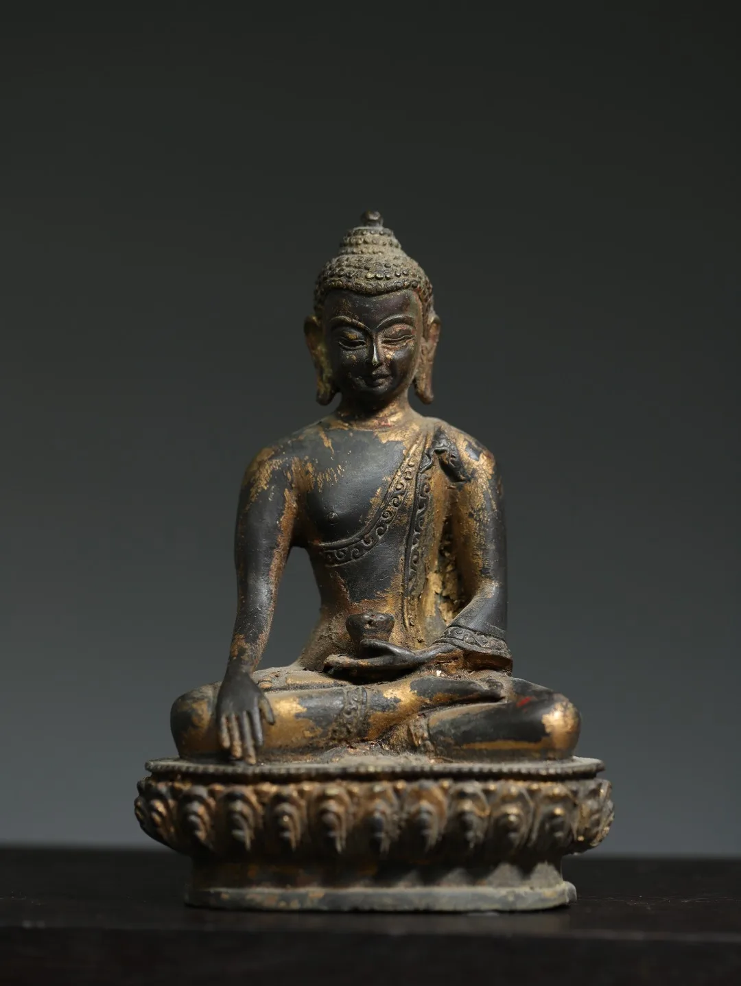 

6"Tibet Temple Collection Old Bronze Lacquer Cinnabar Shakyamuni Sitting Buddha Lotus Platform Worship Hall Town house