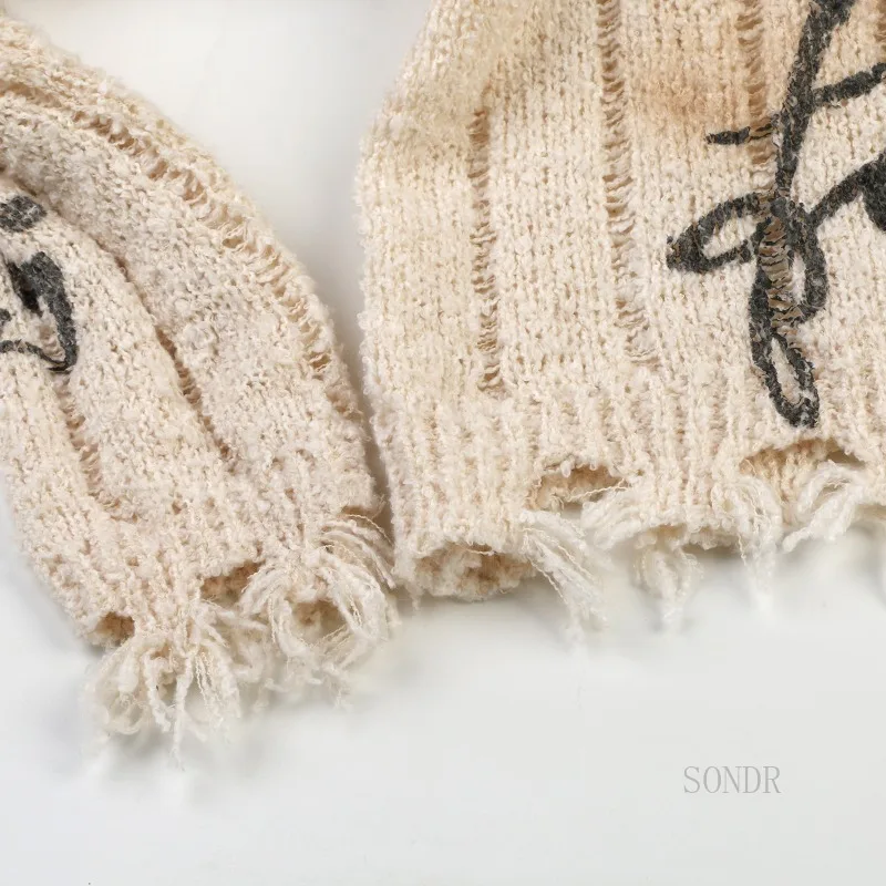 Трикотажный кардиган Тедди с граффити и надписью потертым дырками в стиле ретро