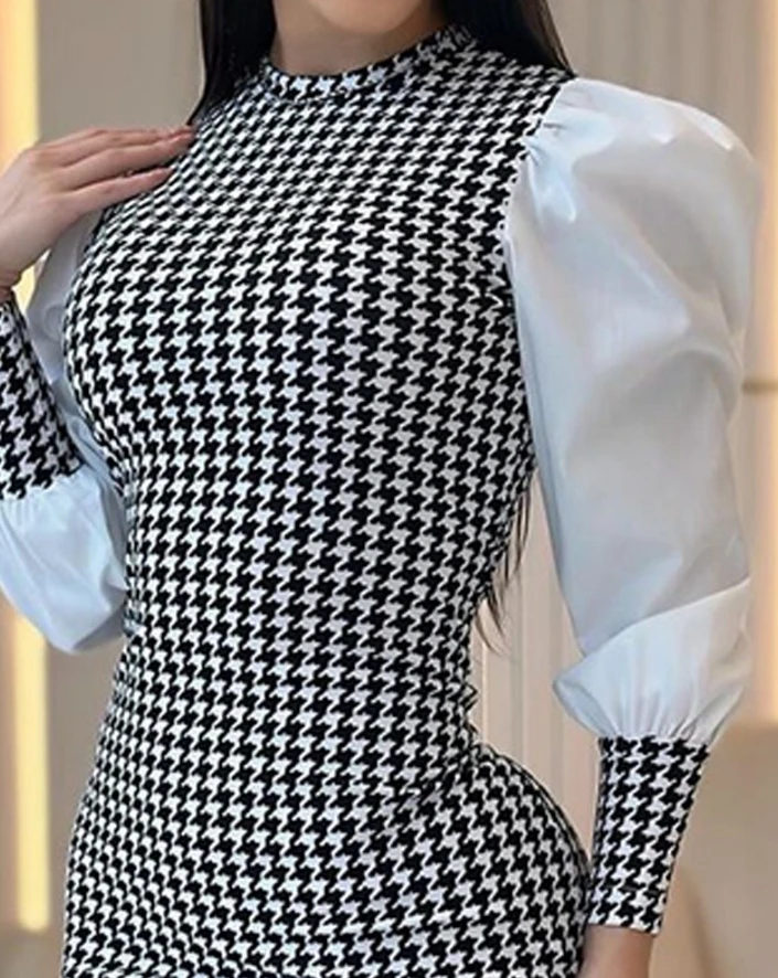 Женское мини-платье с круглым вырезом длинным рукавом и принтом гусиная лапка