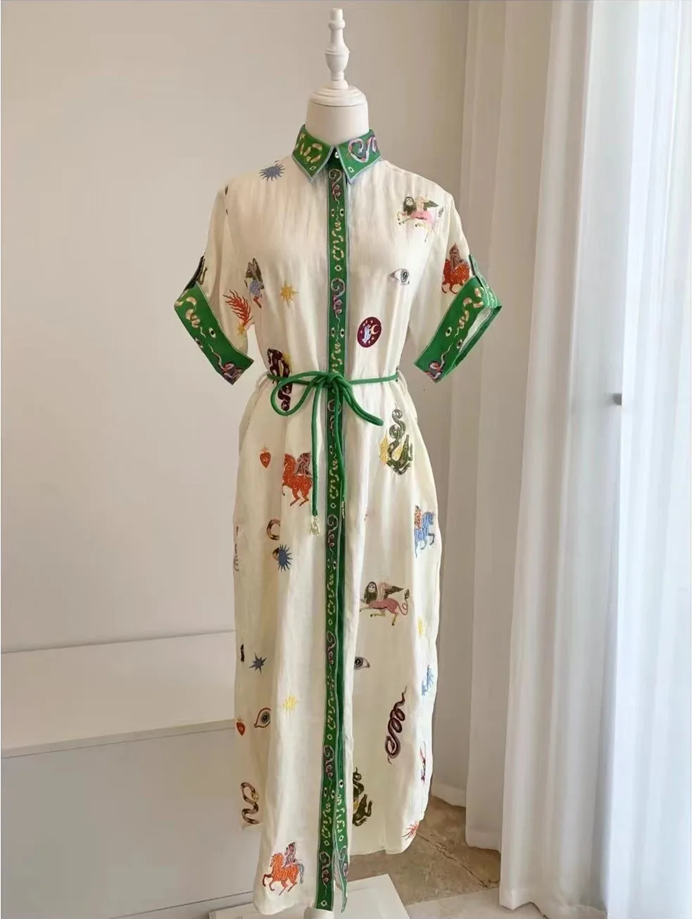 

Women's Cartoon Embroidery Contrast Color Turn-down Collar Lace-up Waist Midi Dress