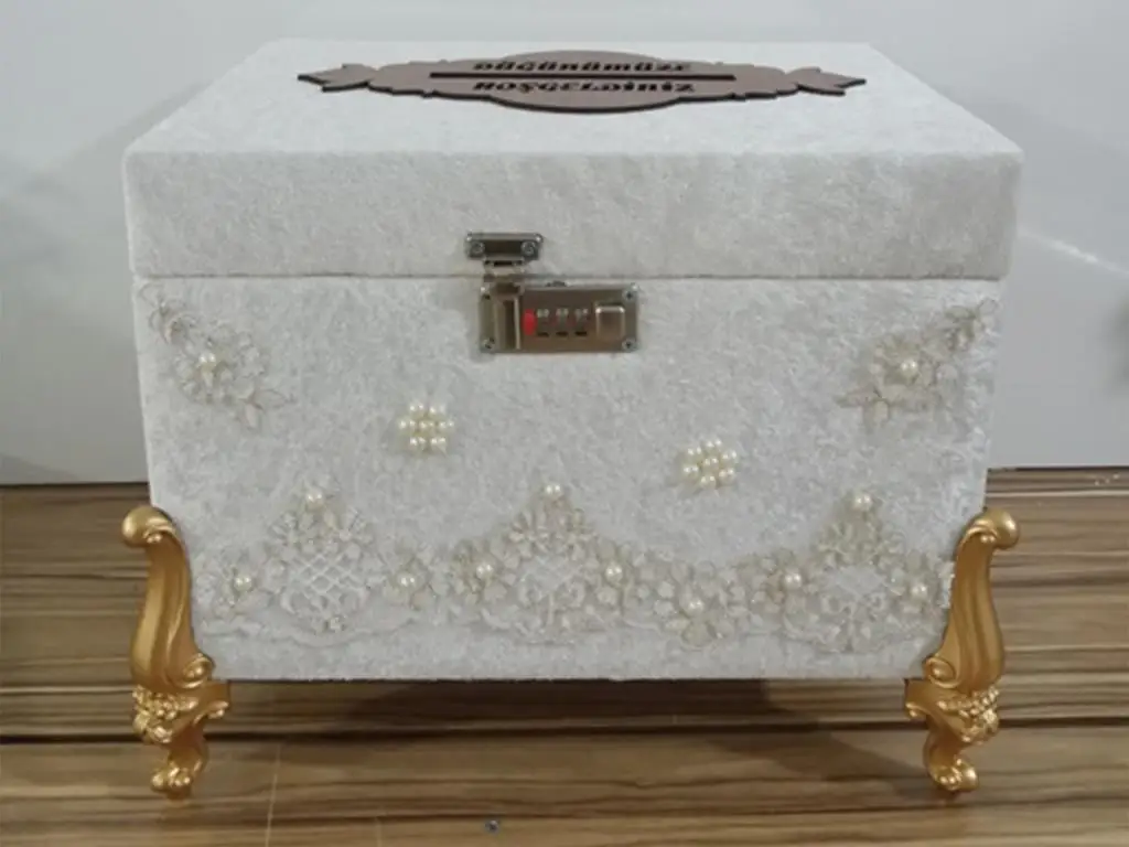 

Land Of dowry Combination Avangarde Square Jewelry Chest Cream
