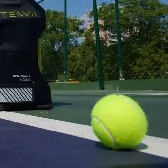 Фото Профессиональная теннисная машина для подачи мячей Tenniix с ИИ-тренером, голосовым управлением, портативная, для тренировок и отработки ударов №1