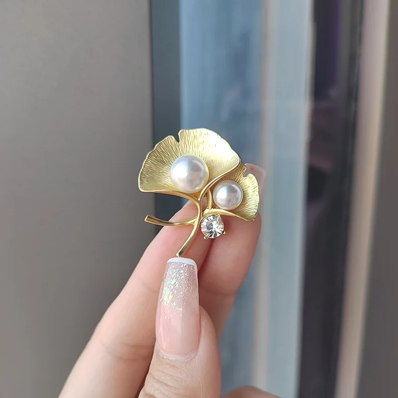 

Crystal Golden Color Ginkgo Biloba Corsage Pin Brooch For Women Micro Zircon Pearl Plant Tree Leaf Jewelry Accessories Party Gif