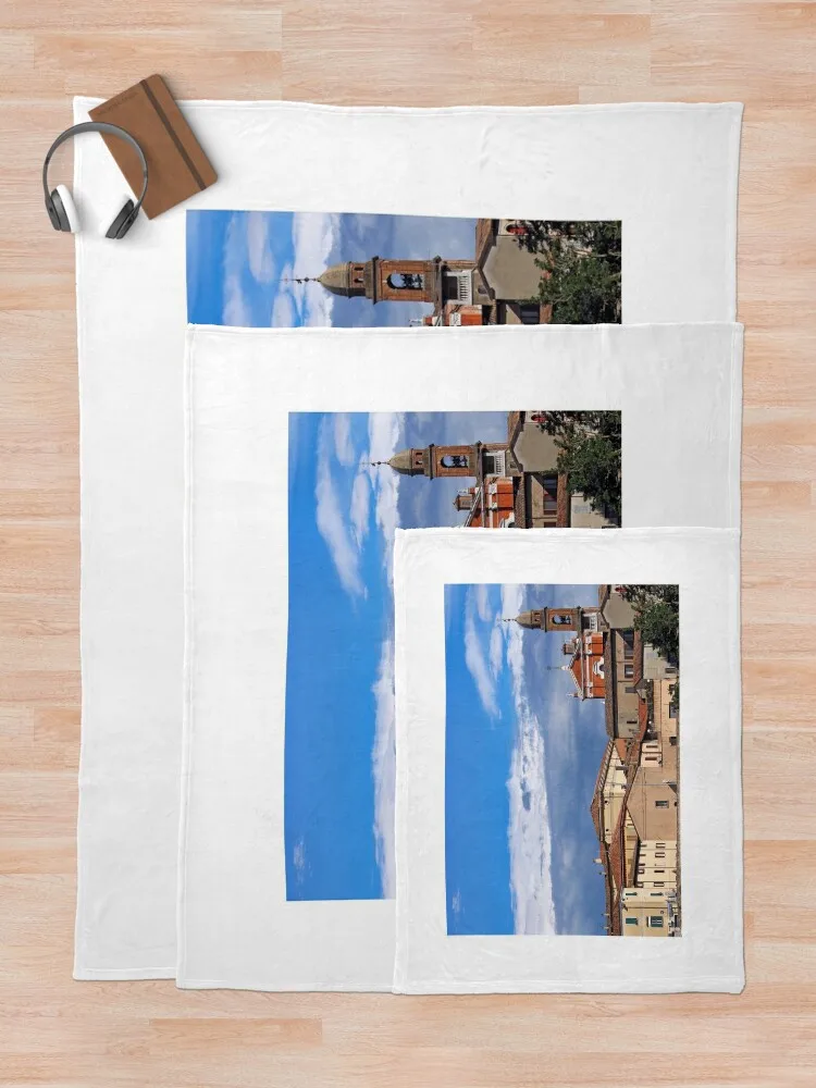 Старые церковные и здания городской пейзаж в Оддини Италия пледы диваны для зимы