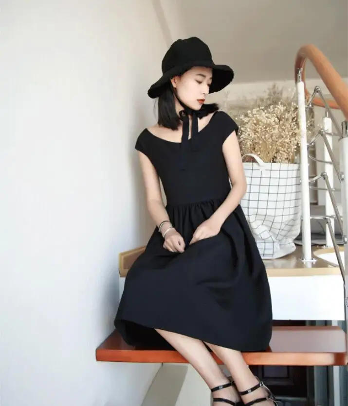 Винтажное платье в стиле Хепберн 50-60-х годов черное с коротким рукавом V-образным