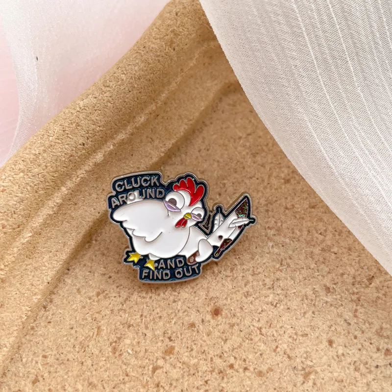 Забавная мультяшная белая эмалированная брошь в виде ножа на петух круглая и