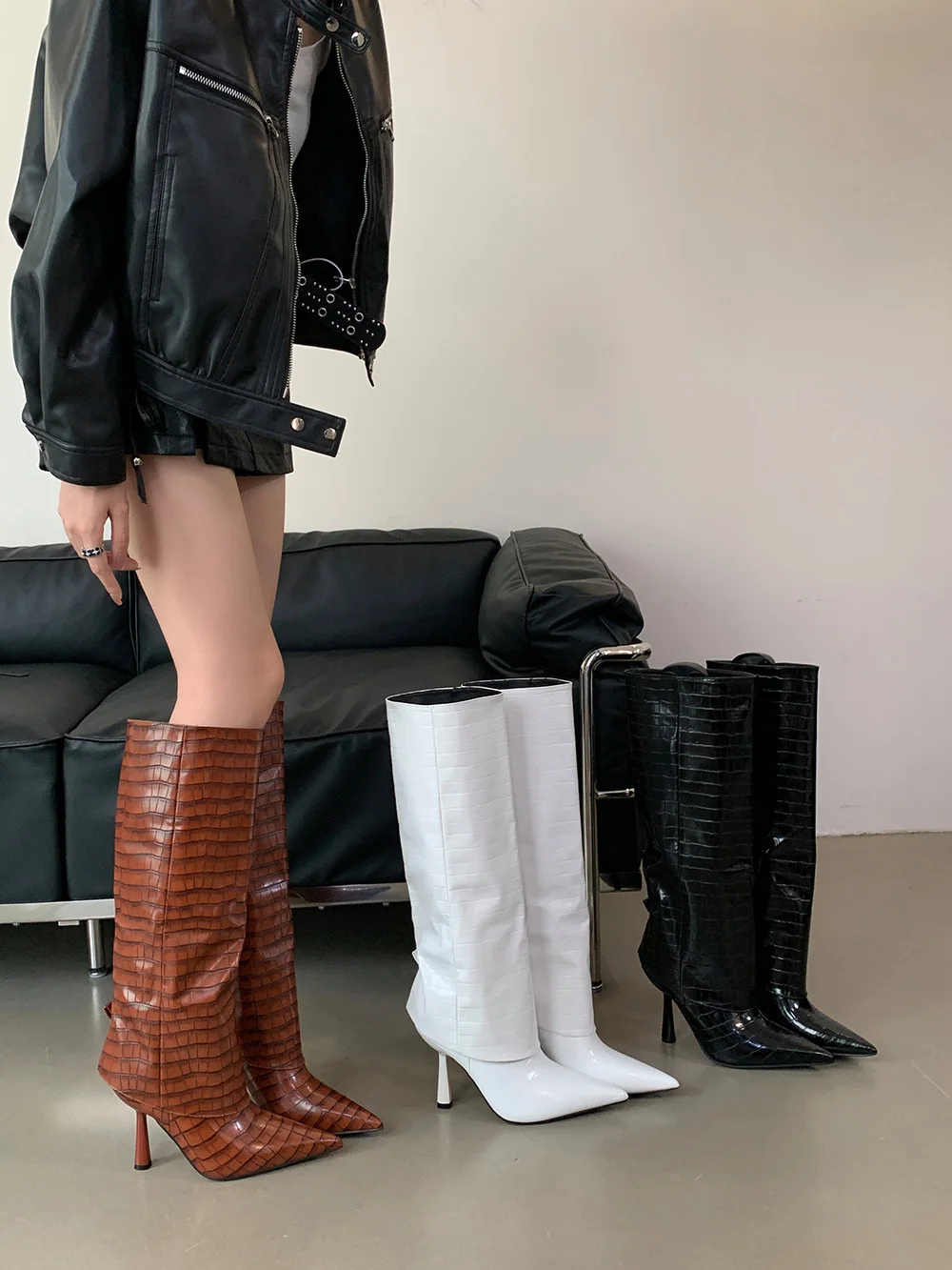 Женские туфли-лодочки на шпильке с острым носком