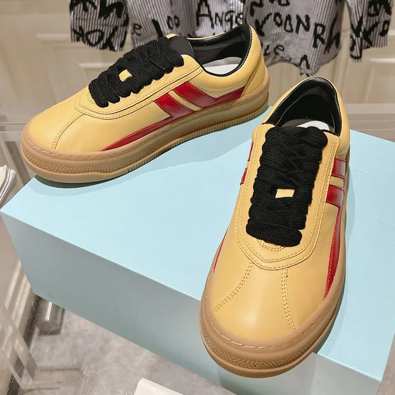 Разноцветные туфли из натуральной кожи на плоской подошве со шнуровкой