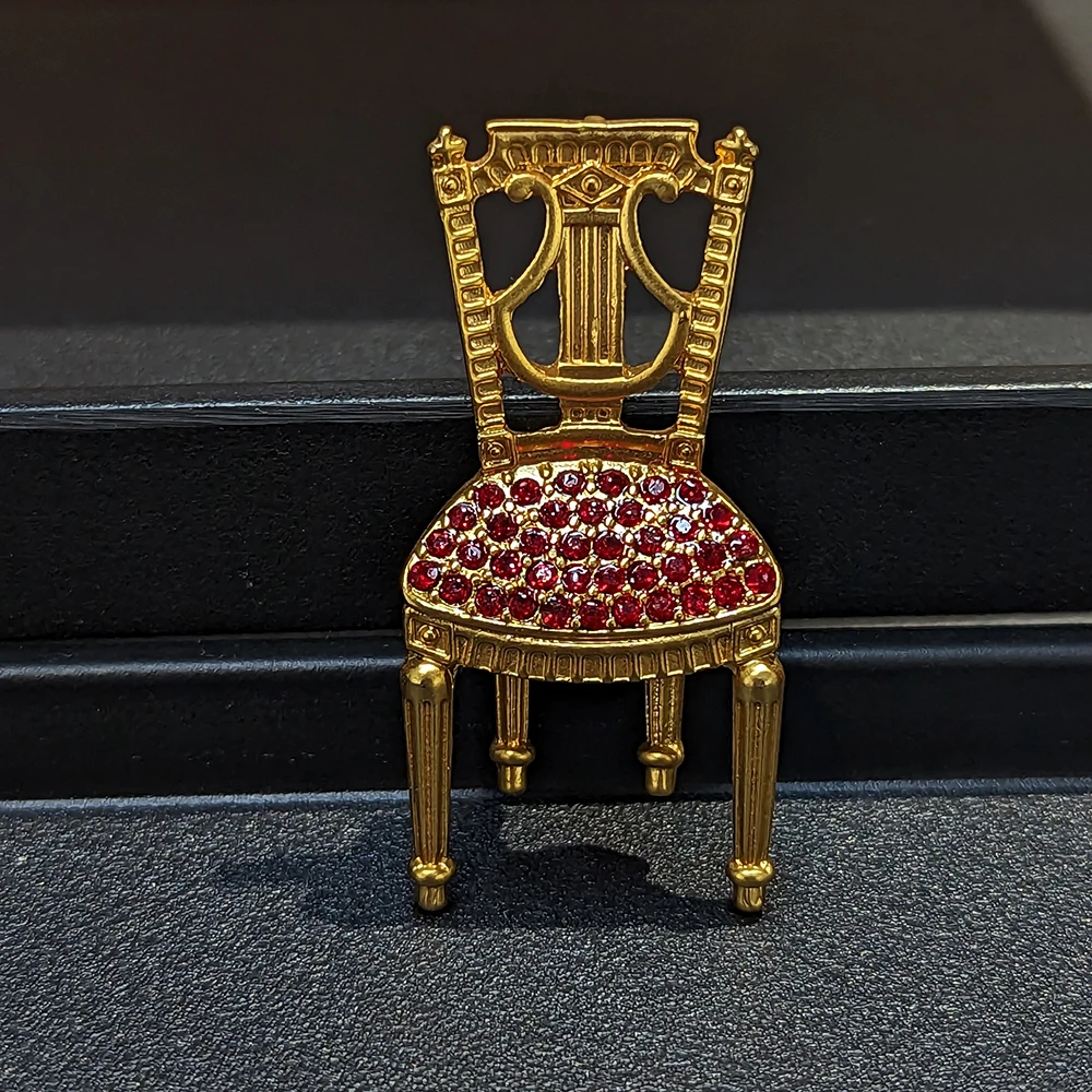 

Amorita boutique Chair three-dimensional design pin fashion brooch