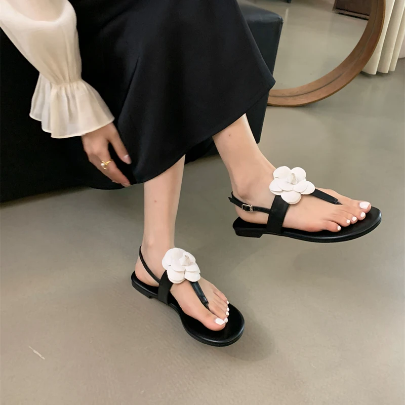 Женские пляжные шлепанцы сандалии на плоской подошве с цветами белые