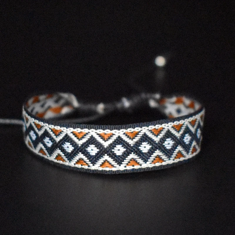 

Boho Multicolor Embroidery String Handwoven Friendship Bracelet Women Wholesale New Ethnic Pattern Handmade Jewelry Present