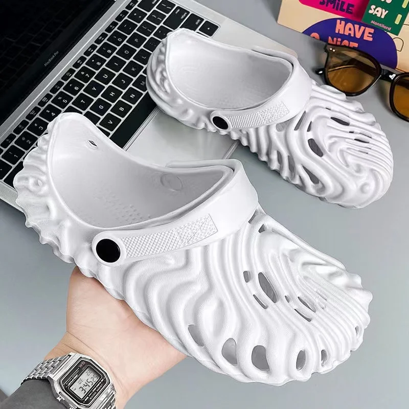 

Сандалии Qmaigie мужские для сада, клоги, модная повседневная Роскошная брендовая пляжная обувь для пар, летние тапки с отверстиями, 2023