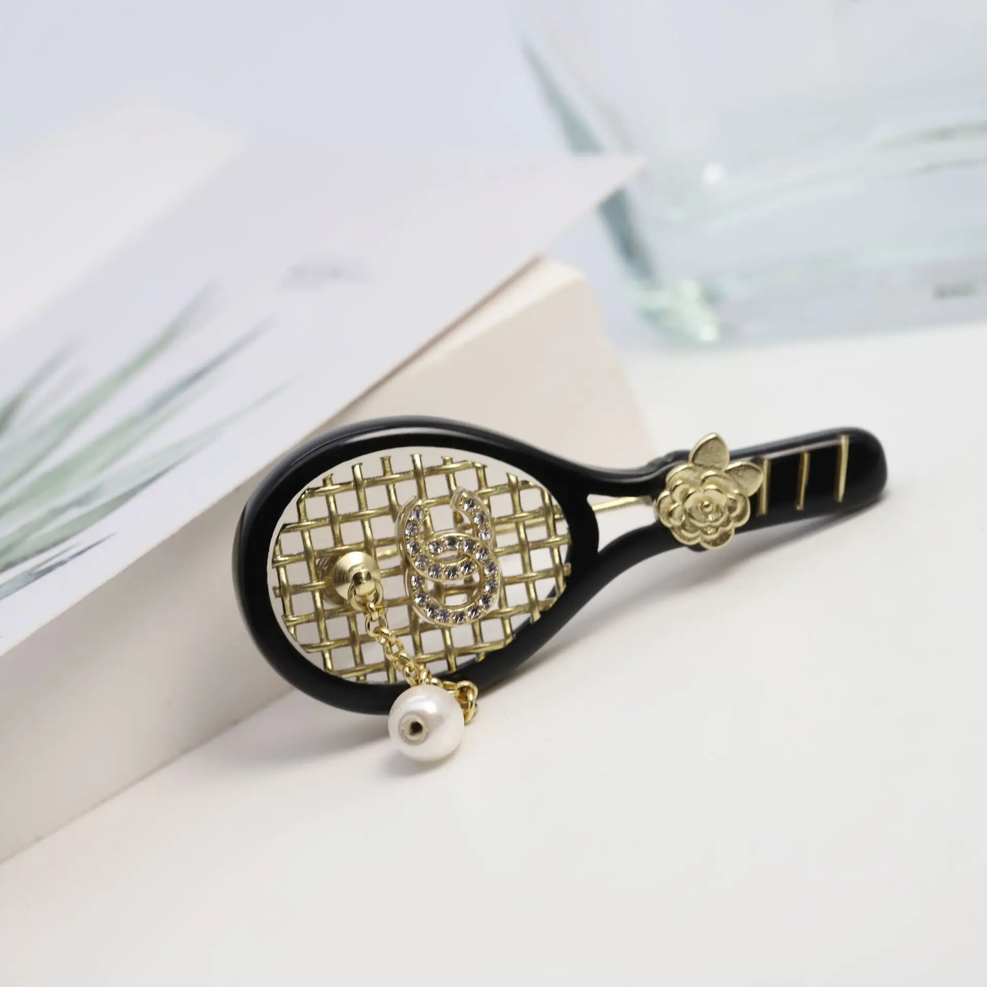 

Black Mesh Badminton Racket Brooch For Women Acrylic Pearl Rhinestone Big Brand Luxury Jewelry Cute Mini Gothic Decor Enamel Art