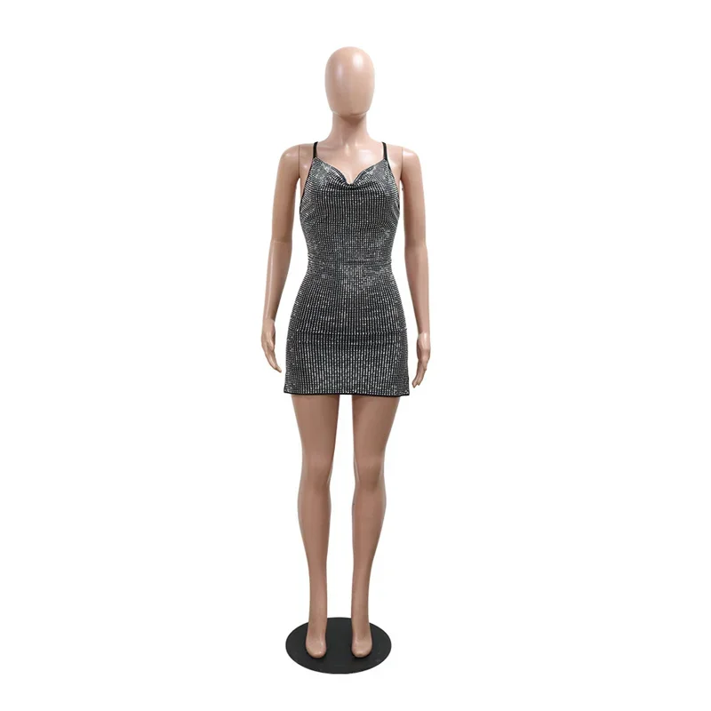 Женское облегающее мини-платье с открытой спиной и стразами