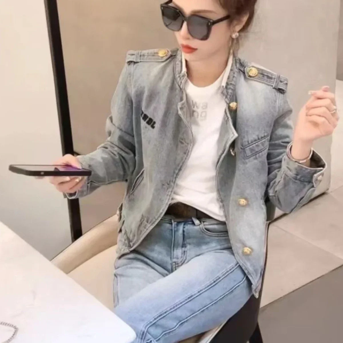 Укороченная женская джинсовая куртка маленькая демисезонная для женщин синяя