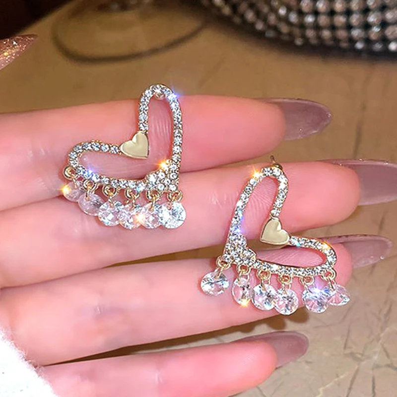 

2023 Niche Design Luxury Temperament Gentle Earrings Sparkling Diamond Set Zirconia Tassel Love Earrings Party Jewelry Pendant