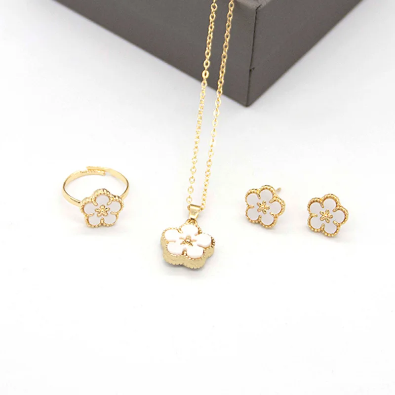 Комплект из колье серёг и кольца с цветочным принтом |