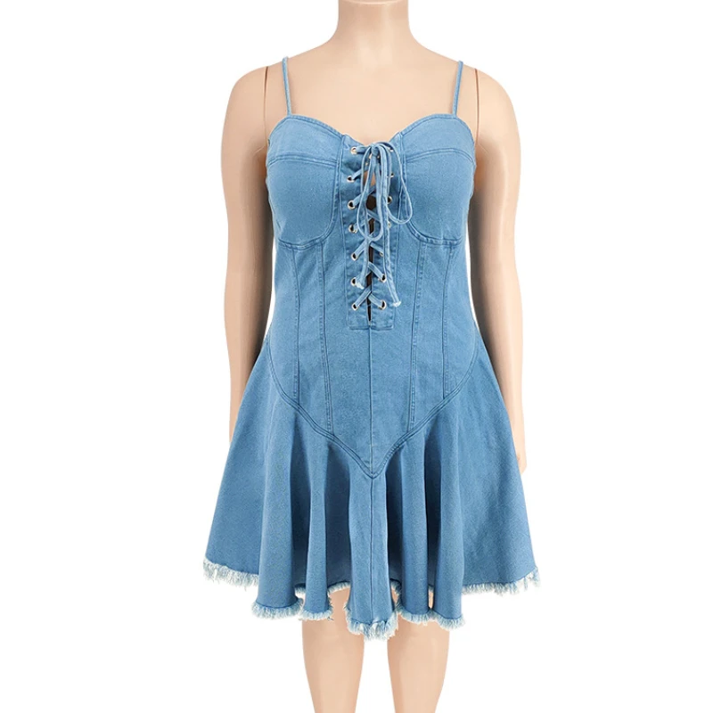 Женское джинсовое платье с открытой спиной на бретельках |