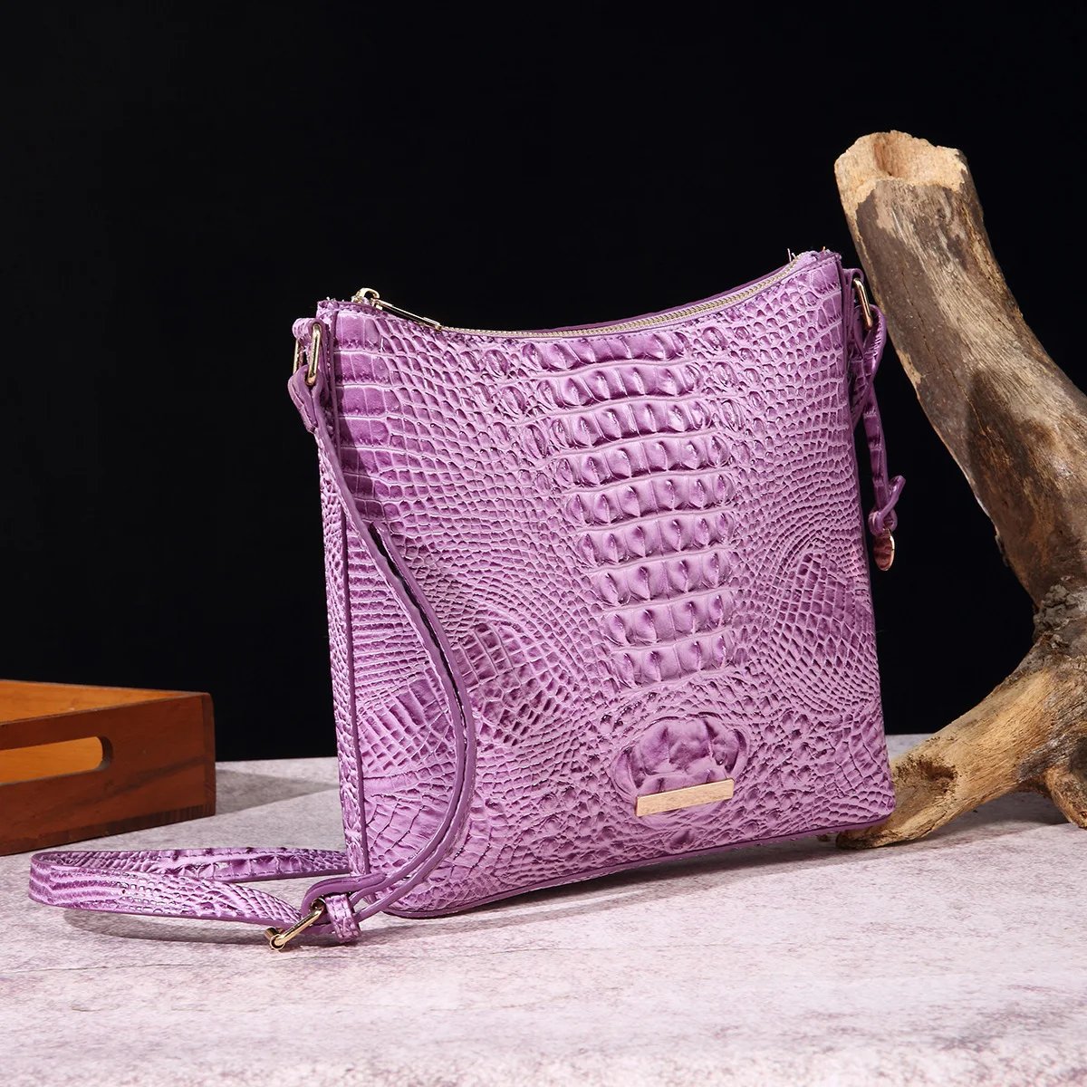 Женская сумка-мешок с крокодиловым узором