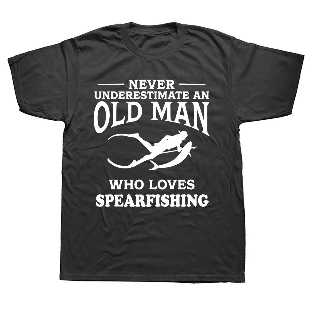 

Никогда не недооценивать пожилой человек любит подводной охоты футболка Графический подарок на день рождения короткий рукав для рыбалки Д...