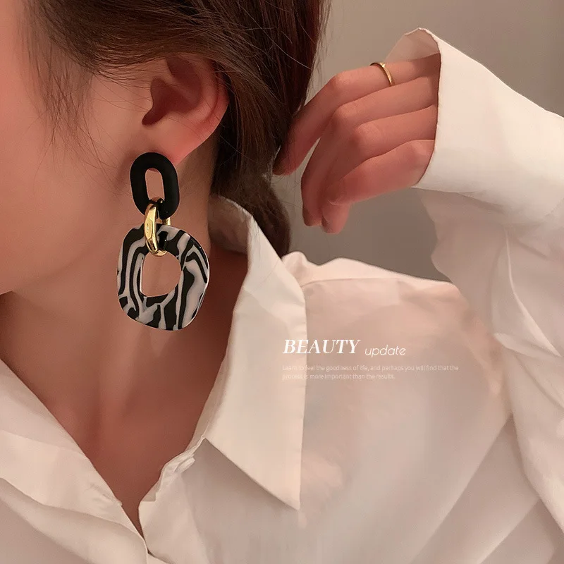 

Korean Fashion Chic Zebra Stripped Round Acrylic Earrings for Women Ladies 2023 Trendy Earrings Girls Top Grade Party Jewelry
