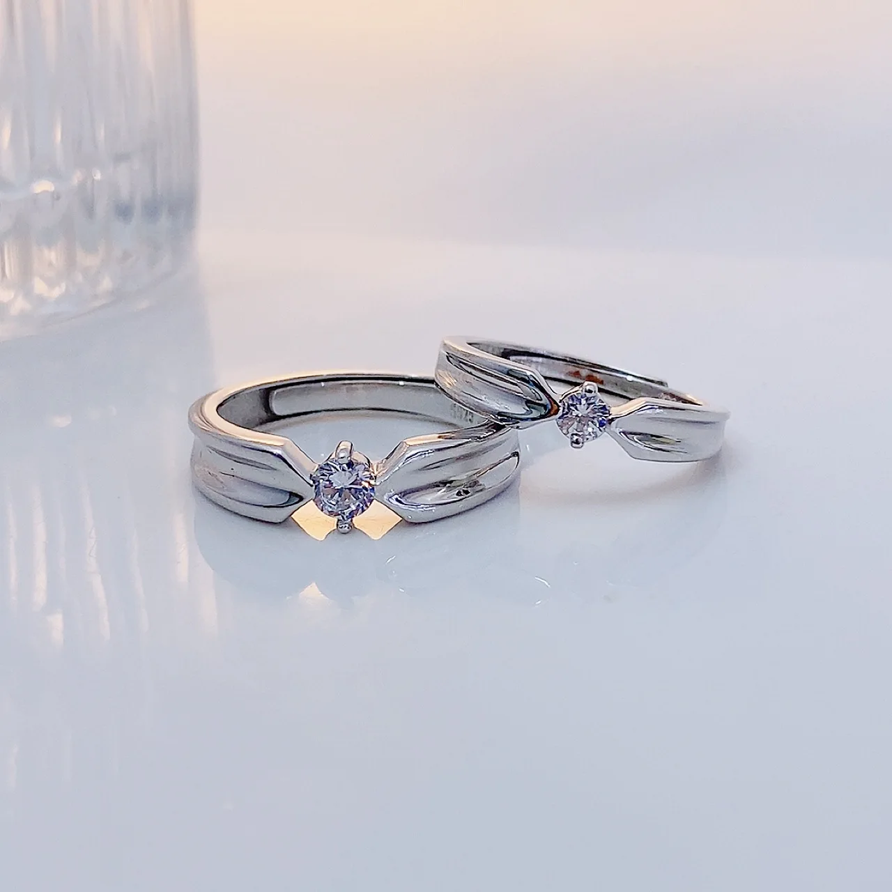 

Manufacturers customized 925 sterling silver couple rings to print logo professional design and rapid production of rings.