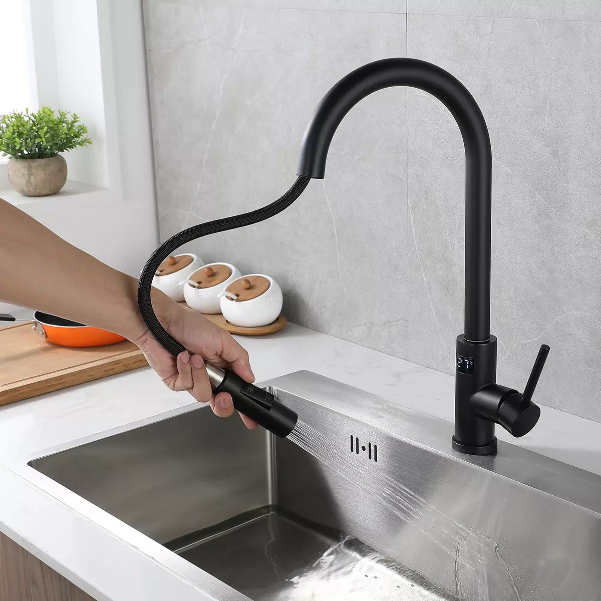 

Temperature Display Black Kitchen Faucet Cold and Hot Deck Mounted Pull Out Sink Tap With 2 Water Outlet Modes
