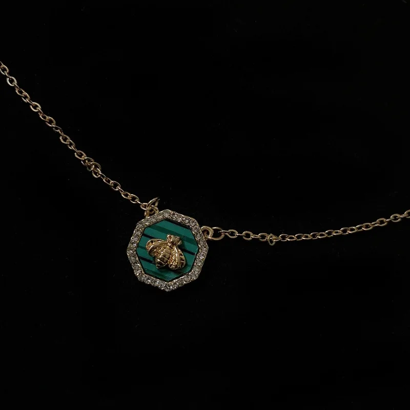 

Retro Bee Necklaces For Women Titanium Steel Vintage Geometric Pendant Choker Chain Charm Jewelry Clavicle Chain Gifts Wholesale