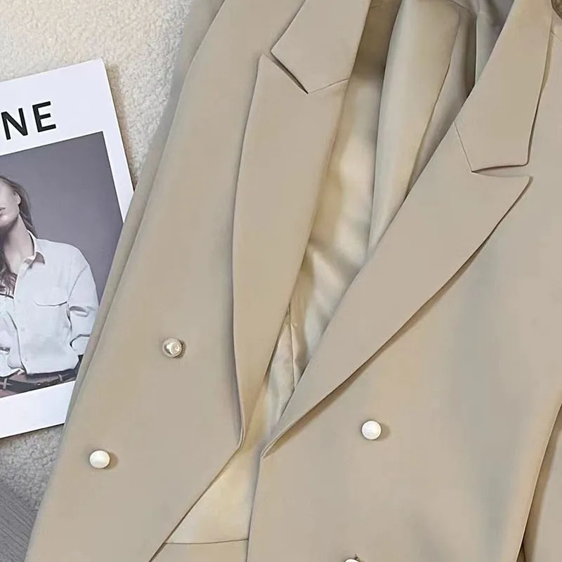 Женский укороченный пиджак однотонный двубортный офисный с длинным рукавом в