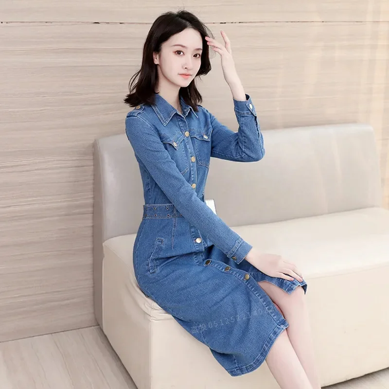 Женское джинсовое платье средней длины синее облегающее однобортное из денима в