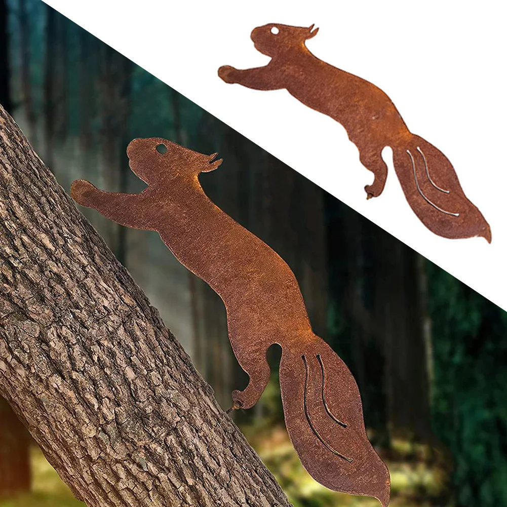 

1Pc Outdoor Rusty Metal Running Squirrel Silhouette Garden Fence Stump Bronze Decorative Garden Statue Squirrel Art Garden Decor