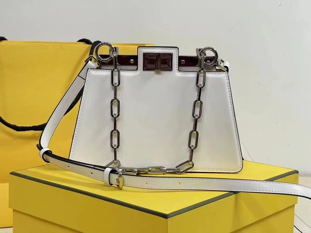 

2023 New Fashion Advanced Joker Leather Lock Chain Smooth high-end catwalk portable slung practical bag
