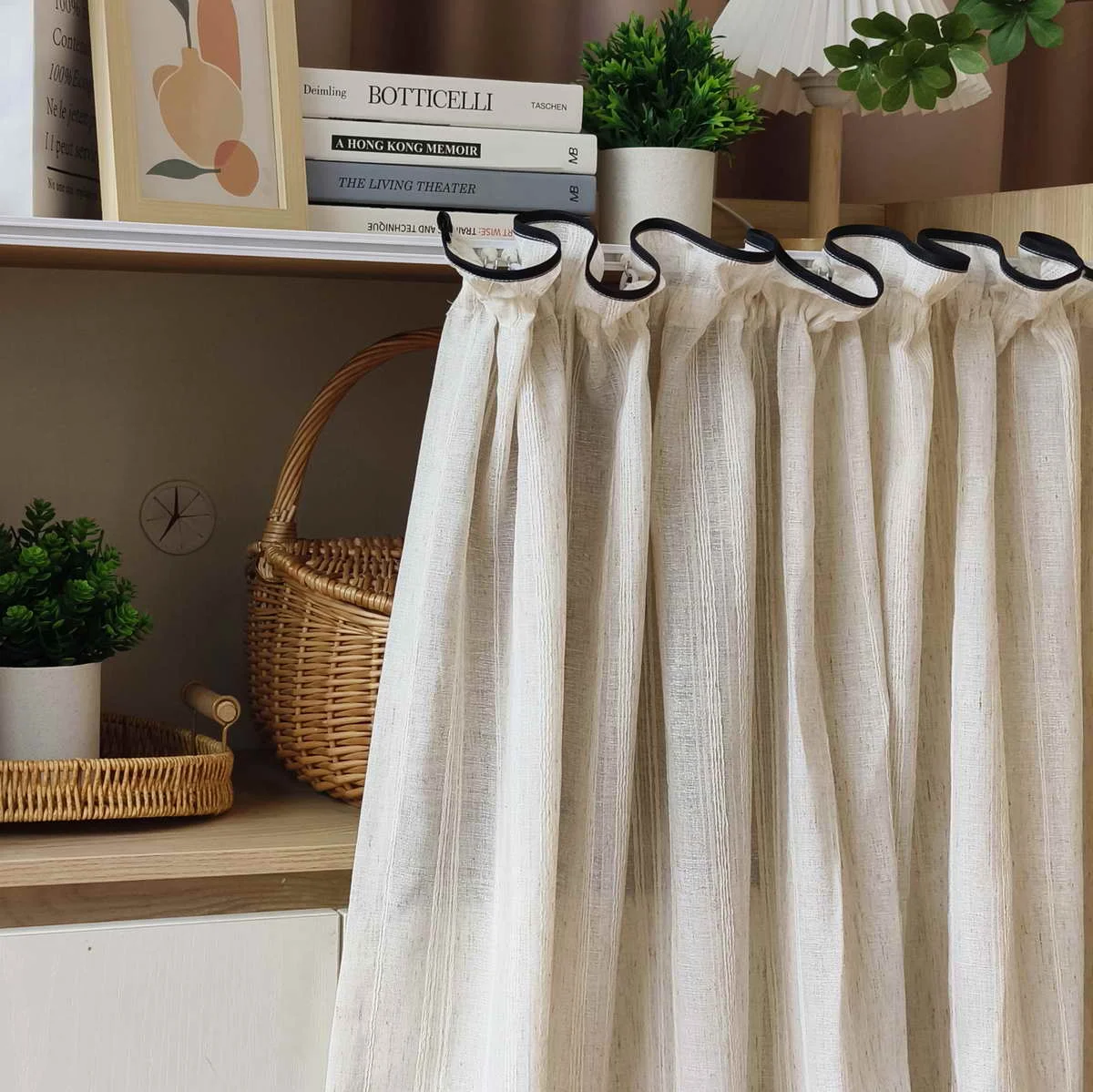 Японские прозрачные шторы в бежевую полоску с черными краями короткие