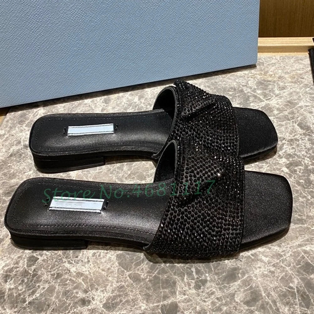 Женские тапочки на плоской подошве с квадратным носком и кристаллами летние