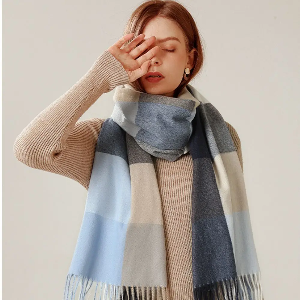 Шарф с черепами мужской. Синий шелковый платок. Шарф во сне. К чему снится черный шарф. Женщина в белом шарфе.