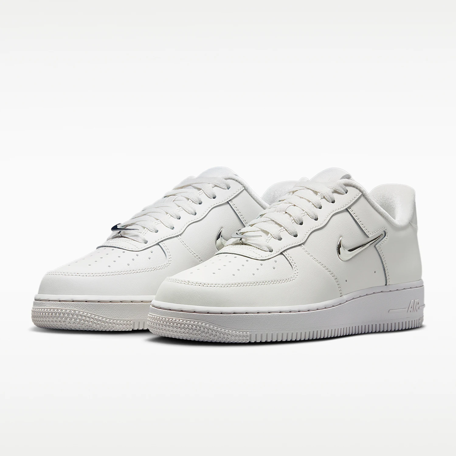 Фото Оригинальные женские классические нескользящие кроссовки Nike Air Force 1 на шнуровке IU7558-030 №1