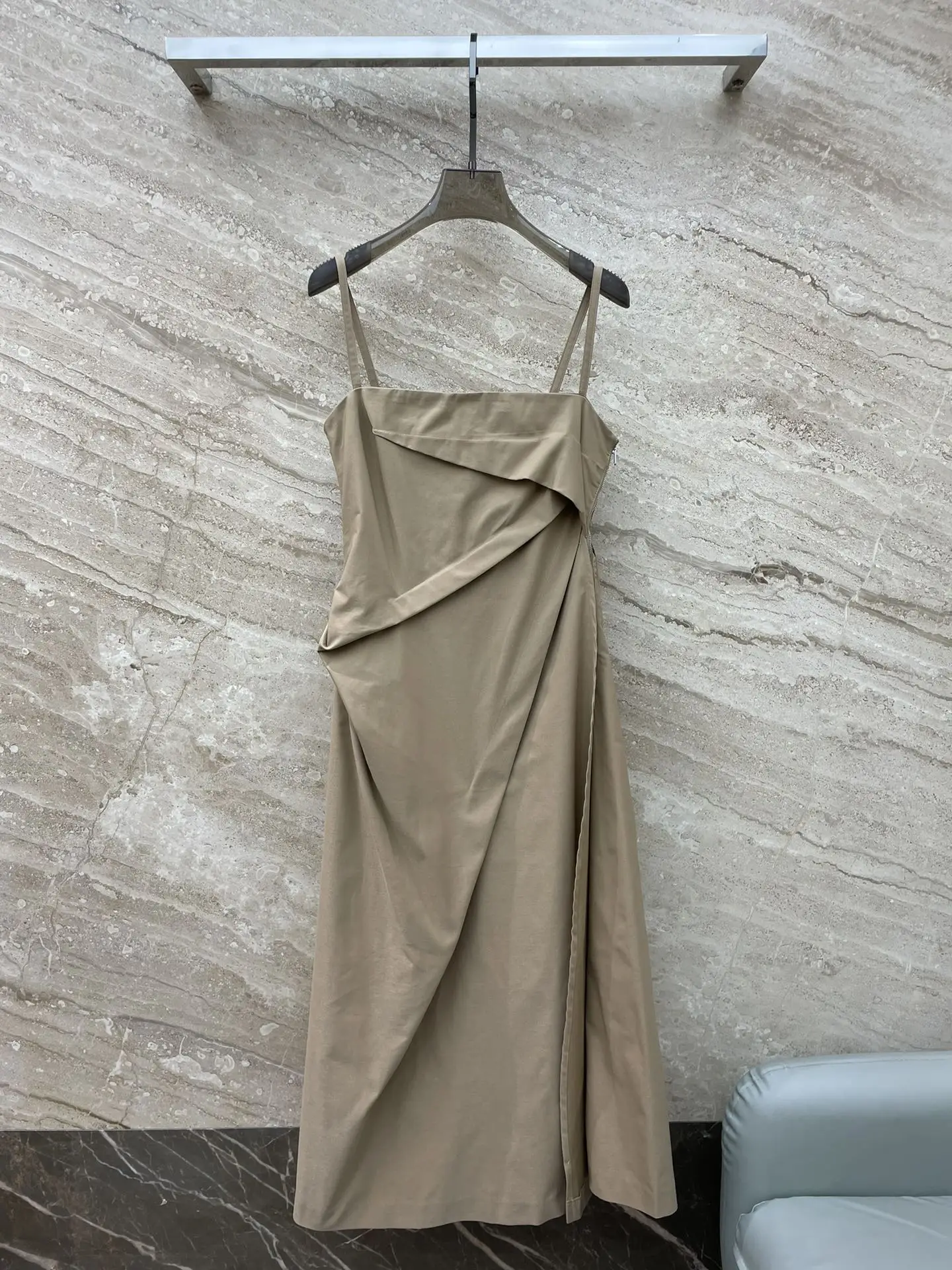 

23 Spring/summer new irregular mid-length pleated strap dress7.7