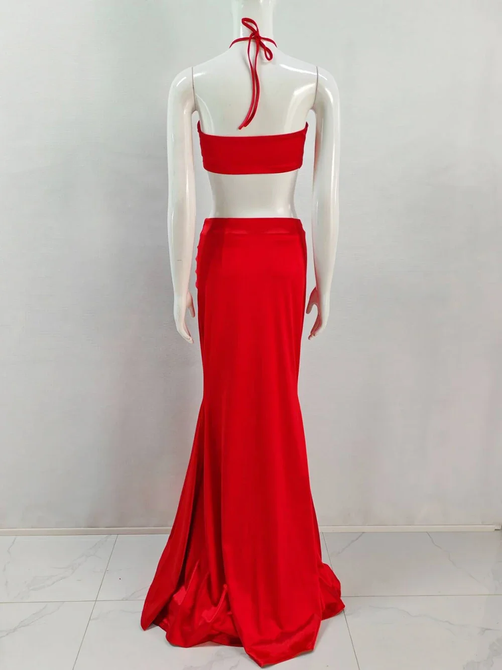 Укороченный топ с лямкой на шее и длинная юбка комплект из двух предметов