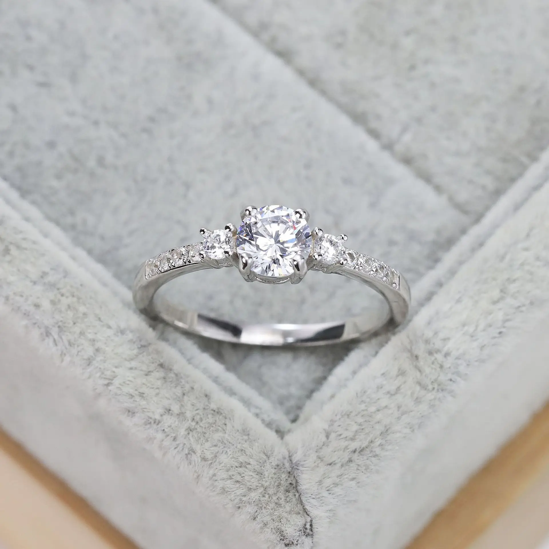 

S925 sterling silver ring luxury round zircon diamond ring simple and elegant personality wedding ring