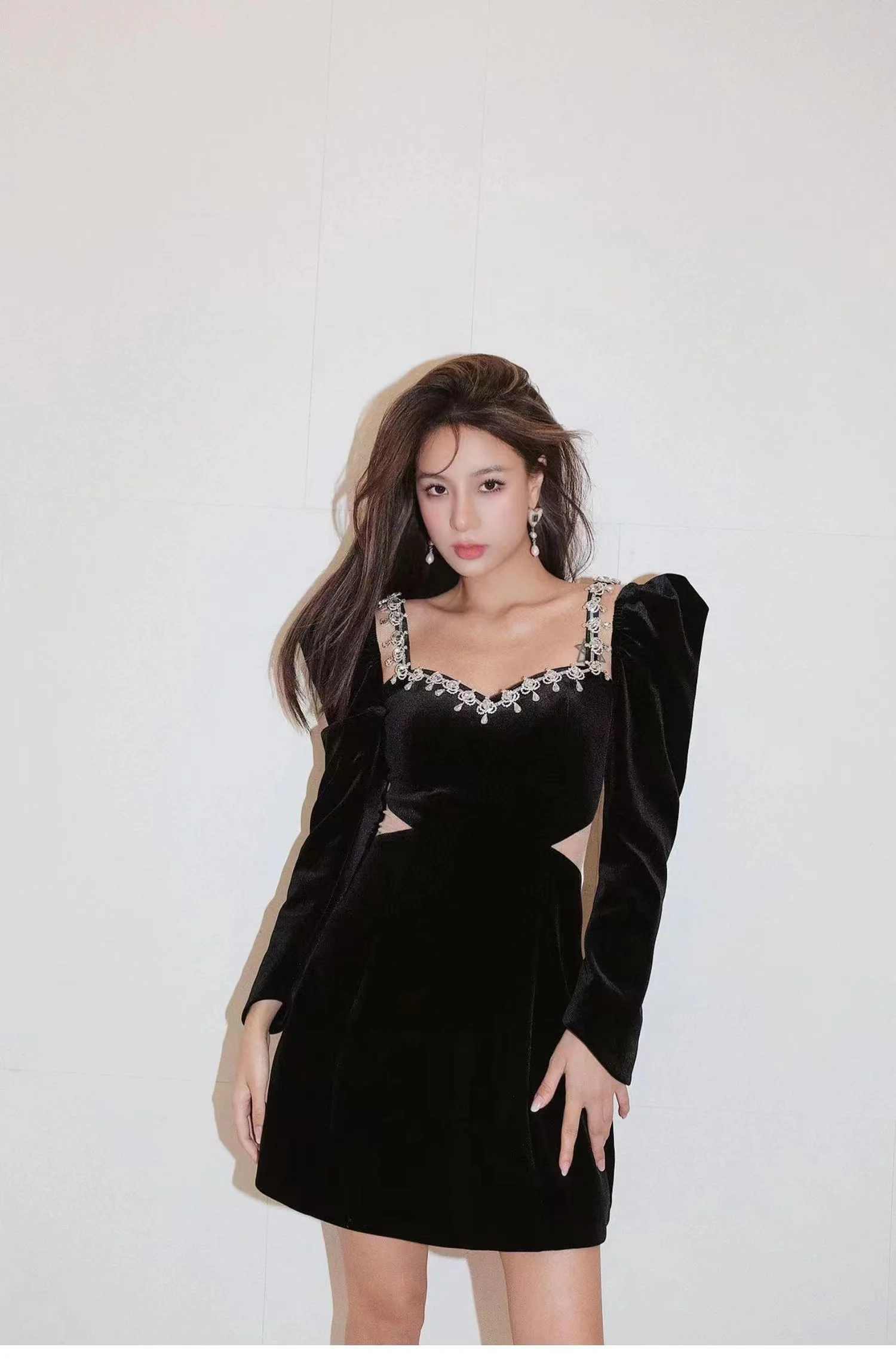 

Роскошное, современное, яркое, созданное и тонкое бархатное тяжелое промышленное платье с рукавом-пузырьком и сеткой с прострочкой на талии