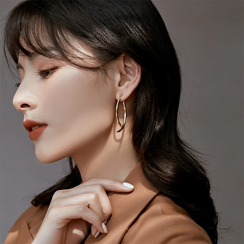 

Gold Color Simple Metal Cross Arc Temperament Earrings for Women Elegant Geometric Earrings Jewelry Party Premium Gift Wholesale