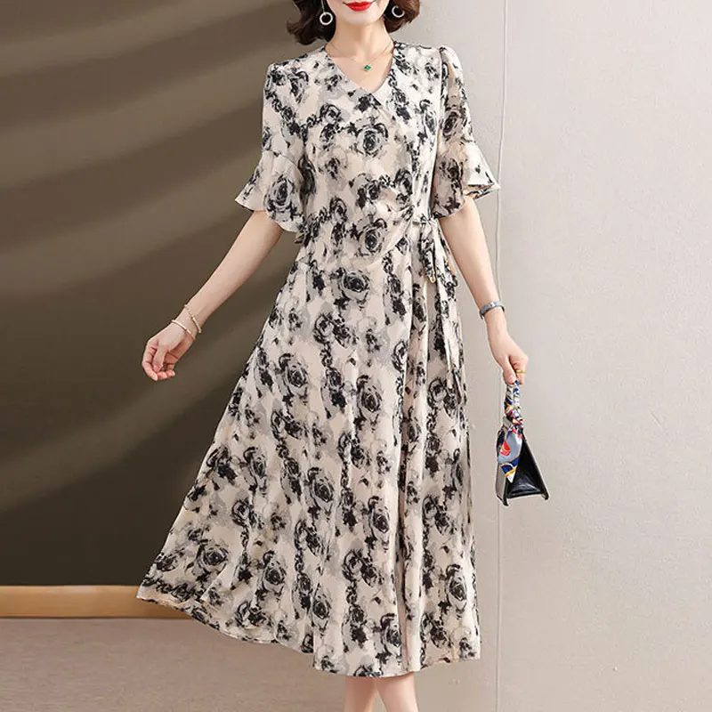 Элегантное женское платье с V-образным вырезом и принтом роз