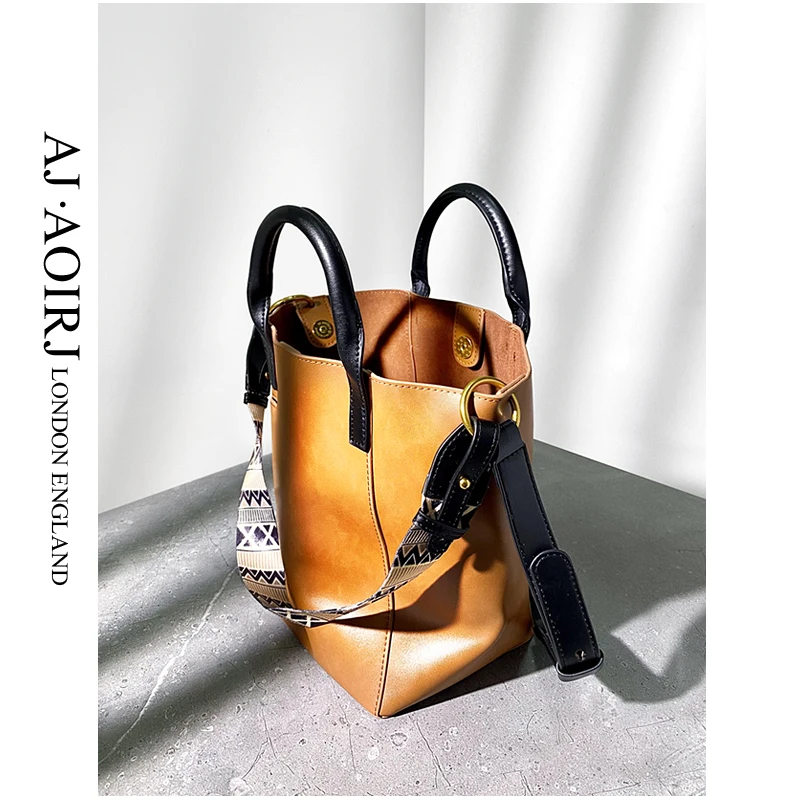 

2022 New Cowhide Quality Retro Simple Fashion Leather Bucket Bag