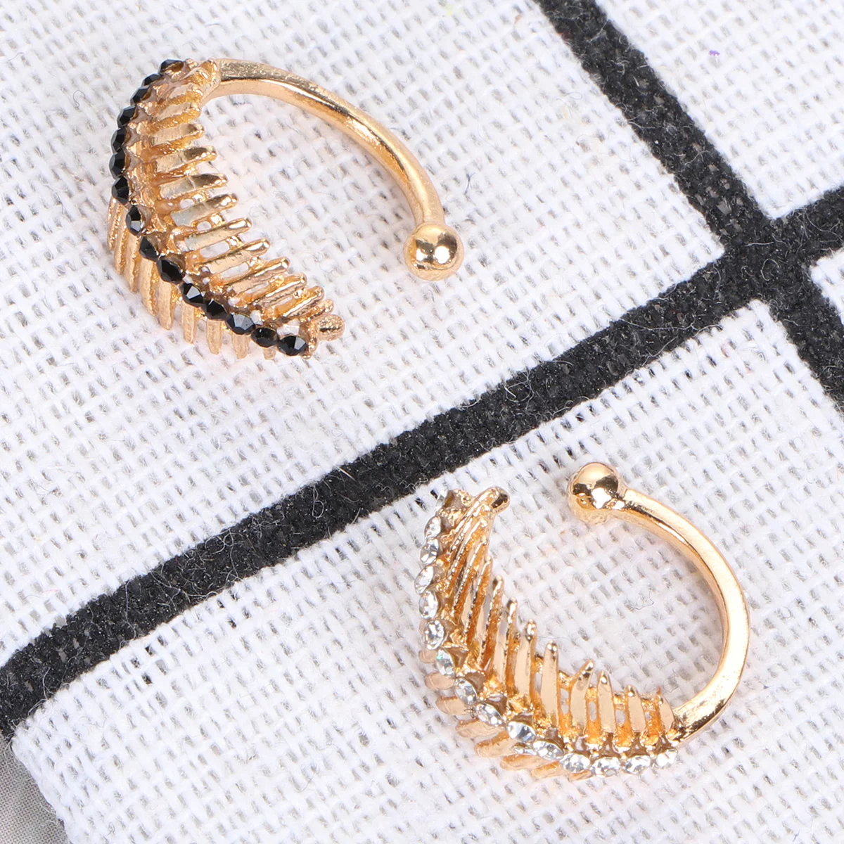 

2pcs Leaf Shape Ear Cuff Copper Asymmetric Rhinestone Non Ear Clip Shiny Cartilage Earring Daily Ear Jewelry Gift for Girl