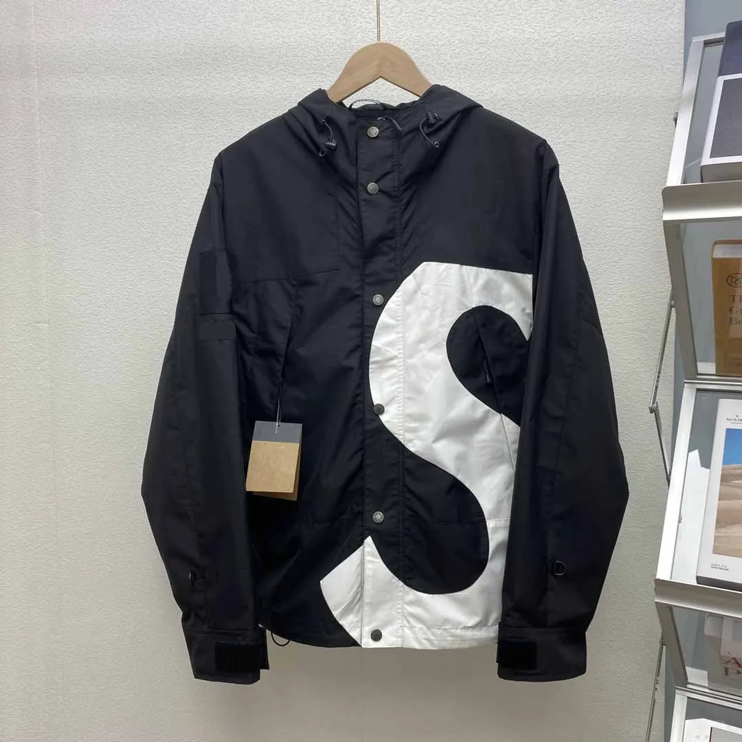 

Лучшая версия 2022 года, ветровка с большим S-образным принтом и вышивкой логотипа для женщин и мужчин, мужская водонепроницаемая куртка с кап...